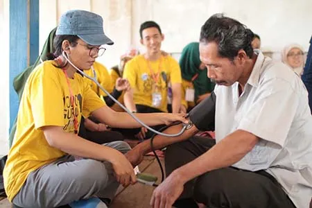 Komunitas 1000 Guru Sultra Berwisata Sambil Mengajar di TNRAW