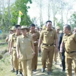 Bupati Konsel Janji Tingkatkan Kesejahteraan Guru dan Aparat Desa Bupati Konsel Janji Tingkatkan Kesejahteraan Guru dan Aparat Desa