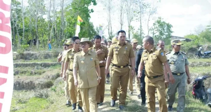 Bupati Konsel Janji Tingkatkan Kesejahteraan Guru dan Aparat Desa