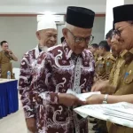 Dua Warga Ini Menangis Saat Dilepas Bupati Konsel Umrah Gratis Dua Warga Ini Menangis Saat Dilepas Bupati Konsel Umrah Gratis