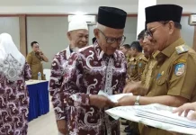 Dua Warga Ini Menangis Saat Dilepas Bupati Konsel Umrah Gratis Dua Warga Ini Menangis Saat Dilepas Bupati Konsel Umrah Gratis