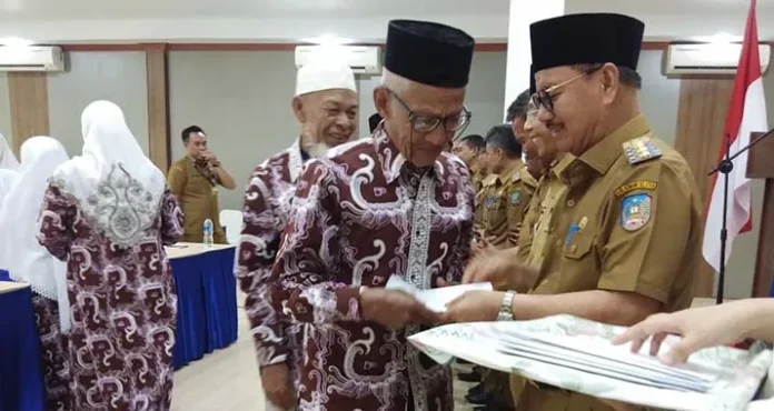 Dua Warga Ini Menangis Saat Dilepas Bupati Konsel Umrah Gratis