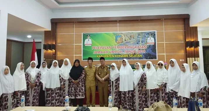 Dua Warga Ini Menangis Saat Dilepas Bupati Konsel Umrah Gratis