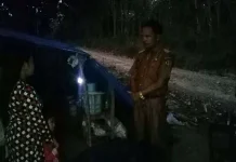 Plt Kadis Perumahan Koltim Kunjungi Pasutri yang Tidur di Tenda Plt Kadis Perumahan Koltim Kunjungi Pasutri yang Tidur di Tenda
