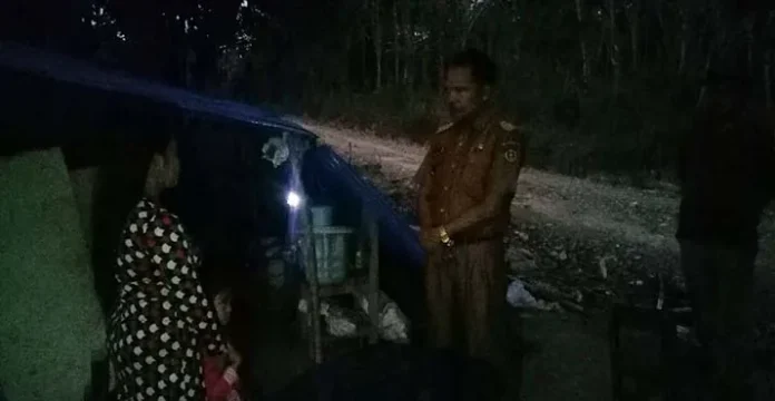 Plt Kadis Perumahan Koltim Kunjungi Pasutri yang Tidur di Tenda
