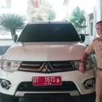 Mantan Wakil Ketua DPRD Sultra Kembalikan Mobil Dinas Mantan Wakil Ketua DPRD Sultra Kembalikan Mobil Dinas