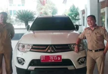 Mantan Wakil Ketua DPRD Sultra Kembalikan Mobil Dinas Mantan Wakil Ketua DPRD Sultra Kembalikan Mobil Dinas