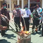 Kejari Muna Musnahkan Sabu Senilai Rp260 Juta Kejari Muna Musnahkan Sabu Senilai Rp260 Juta