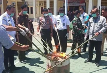Kejari Muna Musnahkan Sabu Senilai Rp260 Juta Kejari Muna Musnahkan Sabu Senilai Rp260 Juta