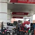 Di SPBU Antrean Panjang, Pengecer Tetap punya Stok BBM Di SPBU Antrean Panjang, Pengecer Tetap punya Stok BBM