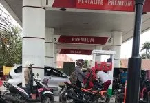 Di SPBU Antrean Panjang, Pengecer Tetap punya Stok BBM Di SPBU Antrean Panjang, Pengecer Tetap punya Stok BBM