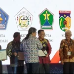 Kota Kendari Raih Penghargaan Sebagai Daerah dengan Kepatuhan Tinggi Kota Kendari Raih Penghargaan Sebagai Daerah dengan Kepatuhan Tinggi