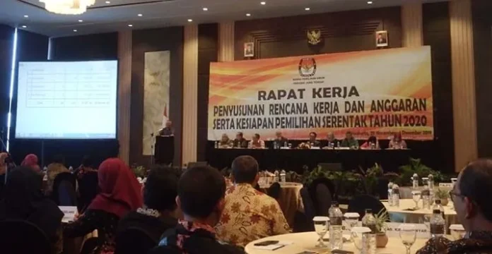 rapat_kerja_kpuri Dijuluki Penemu Kotak Suara Kardus, Arief Budiman Ingin Pakai Brankas