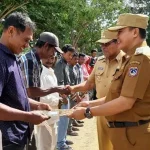 Pemkab Mubar Berikan 300 Sertifikat Tanah Gratis untuk Nelayan Pemkab Mubar Berikan 300 Sertifikat Tanah Gratis untuk Nelayan