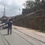 Tiang Listrik Roboh Timpa Pengendara Motor di Kendari, 1 Orang Dilarikan ke Rumah Sakit Tiang Listrik Roboh Timpa Pengendara Motor di Kendari, 1 Orang Dilarikan ke Rumah Sakit