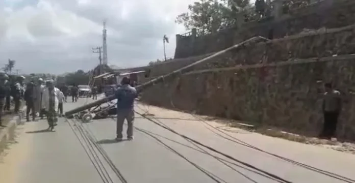 Tiang Listrik Roboh Timpa Pengendara Motor di Kendari, 1 Orang Dilarikan ke Rumah Sakit