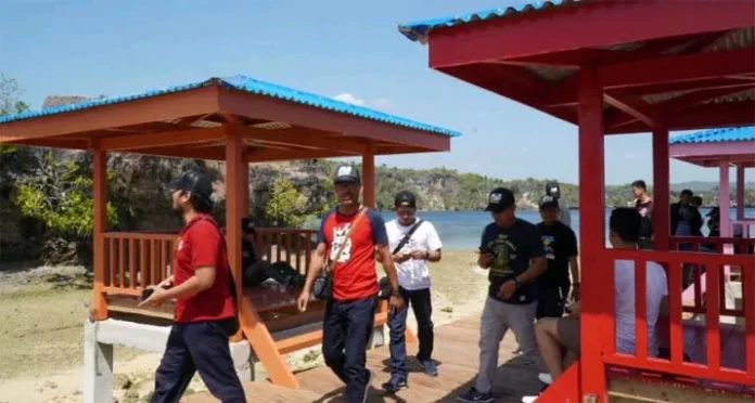 Pekerja PLTU Nii Tanasa Tur Wisata di Baubau