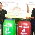 Bantu Kendari Bebas Banjir, BEI Sultra Serahkan 25 Tong Sampah Bantu Kendari Bebas Banjir, BEI Sultra Serahkan 25 Tong Sampah