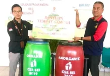 Bantu Kendari Bebas Banjir, BEI Sultra Serahkan 25 Tong Sampah Bantu Kendari Bebas Banjir, BEI Sultra Serahkan 25 Tong Sampah