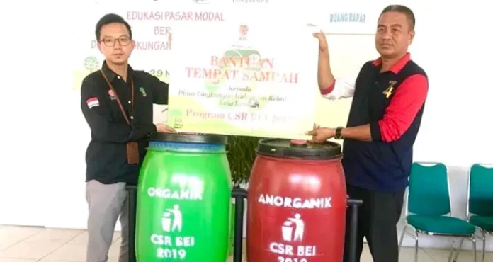 Bantu Kendari Bebas Banjir, BEI Sultra Serahkan 25 Tong Sampah
