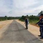 Ini Sederet Keberhasilan Pembangunan Dinas PUPR Konkep Selama 2019 Kabid Bina Marga Konkep, Unang Sulaeman saat Peninjauan progres kegiatan pembangunan jalan aspal ruas Wawobili-Wawolaa di Kecamatan Wawonii Barat, Konkep.