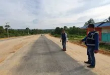 Ini Sederet Keberhasilan Pembangunan Dinas PUPR Konkep Selama 2019 Kabid Bina Marga Konkep, Unang Sulaeman saat Peninjauan progres kegiatan pembangunan jalan aspal ruas Wawobili-Wawolaa di Kecamatan Wawonii Barat, Konkep.