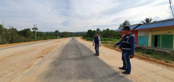 Kabid Bina Marga Konkep, Unang Sulaeman saat Peninjauan progres kegiatan pembangunan jalan aspal ruas Wawobili-Wawolaa di Kecamatan Wawonii Barat, Konkep.