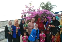 Peringati Hari Ibu, PMII Kolut Bagikan Bunga di Jalan Bypass Peringati Hari Ibu, PMII Kolut Bagikan Bunga di Jalan Bypass