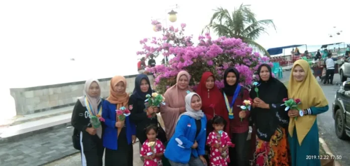 Peringati Hari Ibu, PMII Kolut Bagikan Bunga di Jalan Bypass