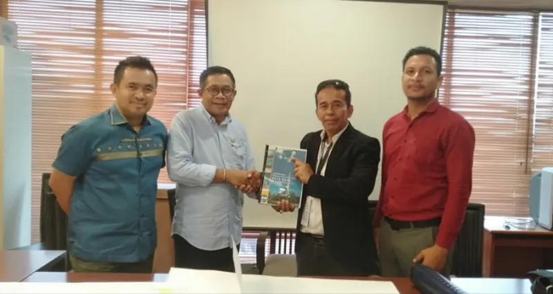 Gerak Cepat, KP3K Raha Serahkan Peta Kota Raha ke Hugua