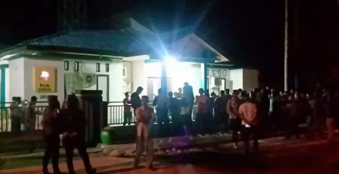 PSX_20191205_222751 Kesal Listrik Sering Padam, Warga Bombana Geruduk Kantor PLN