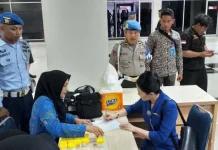 Puluhan Pramugari dan Pilot di Bandara Haluoleo Kendari Dites Urine Puluhan Pramugari dan Pilot di Bandara Haluoleo Kendari Dites Urine