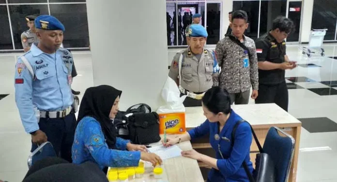 Puluhan Pramugari dan Pilot di Bandara Haluoleo Kendari Dites Urine