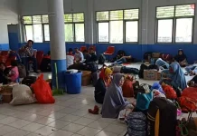 Ratusan Penumpang Terlantar di Pelabuhan Katoi Ratusan Penumpang Terlantar di Pelabuhan Katoi