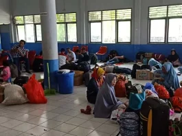 Ratusan Penumpang Terlantar di Pelabuhan Katoi Ratusan Penumpang Terlantar di Pelabuhan Katoi
