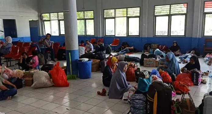 Ratusan Penumpang Terlantar di Pelabuhan Katoi