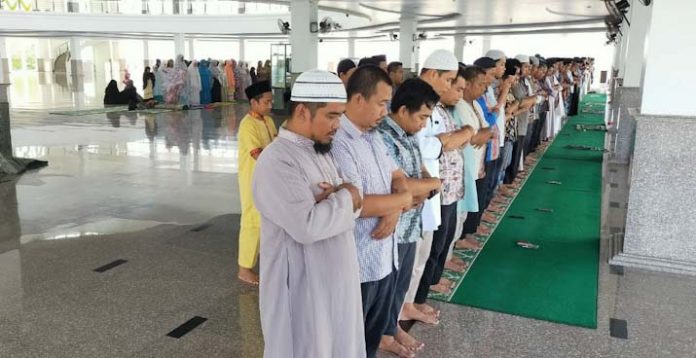 Warga Kolut Gelar Salat Gerhana Matahari