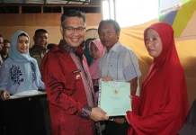 Pemkot Kendari Serahkan Bantuan ke Nelayan Pemkot Kendari Serahkan Bantuan ke Nelayan