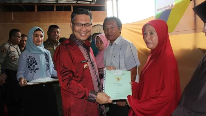 Pemkot Kendari Serahkan Bantuan ke Nelayan