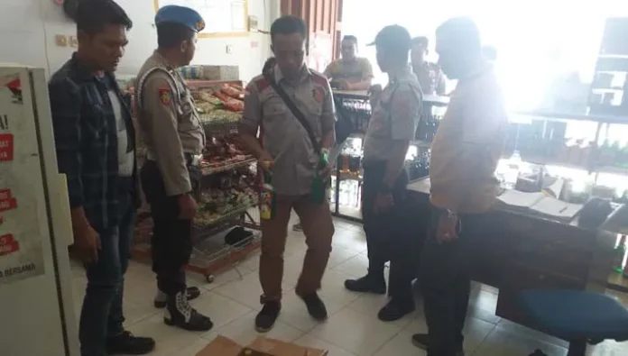 PSX_20191226_201447 Dianggap Picu Kriminalitas, Polsek Ranomeeto Sita Ratusan Botol Miras