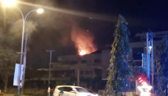 Diduga Gegara Bocah Main Kembang Api, Sebuah Hotel di Kendari Terbakar