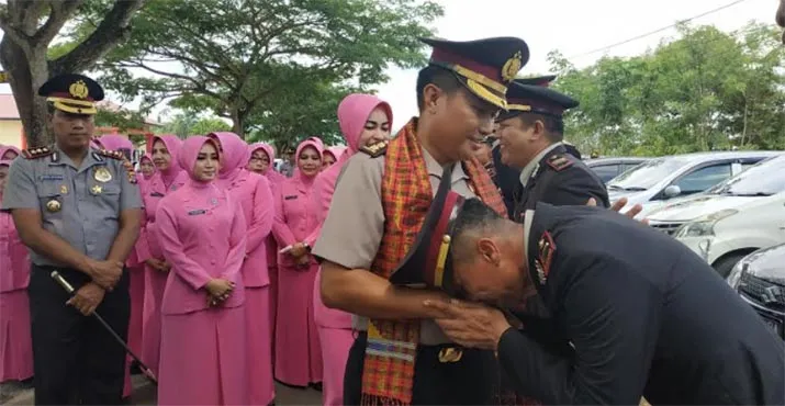 Puisi Haru Iringi Langkah Nur Akbar Tinggalkan Polres Konawe