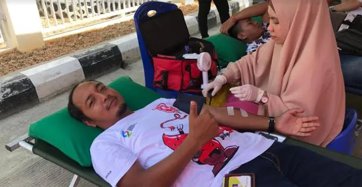 Fuel Terminal Kendari Novi saat sedang melakukan donor darah dalam rangka HUT Pertamina ke-62 tahun 2019.