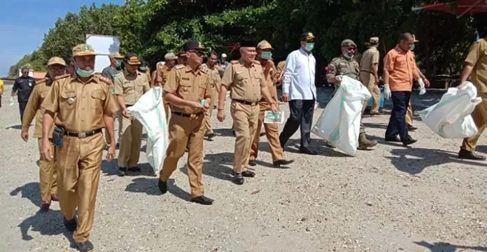 Peringati Hari Nusantara, Pemda Kolut Gelar Bersih Pantai