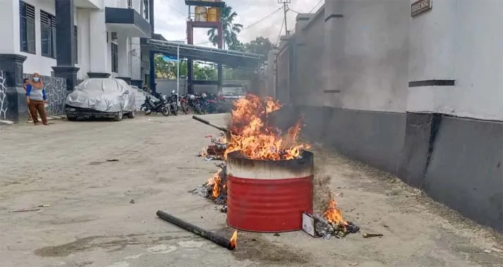 Kejari Kendari Musnahkan Dolar Palsu Hingga Narkotika
