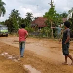 Tiap Hari Makan Debu, Warga Koltim Tahan Mobil Pengangkut Material ke Waduk Tiap Hari Makan Debu, Warga Koltim Tahan Mobil Pengangkut Material ke Waduk