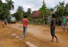 Tiap Hari Makan Debu, Warga Koltim Tahan Mobil Pengangkut Material ke Waduk Tiap Hari Makan Debu, Warga Koltim Tahan Mobil Pengangkut Material ke Waduk