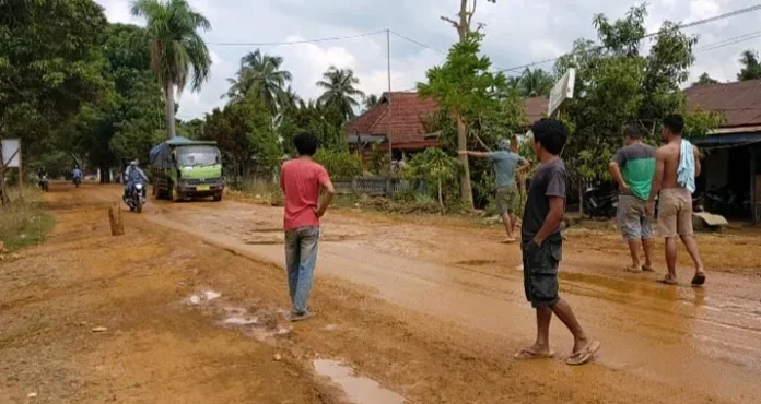 Tiap Hari Makan Debu, Warga Koltim Tahan Mobil Pengangkut Material ke Waduk