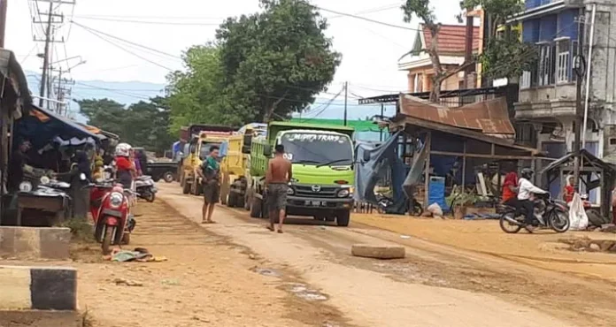 Soal Debu, Warga Koltim Kembali Tahan Truk Pengangkut Material Hingga Malam