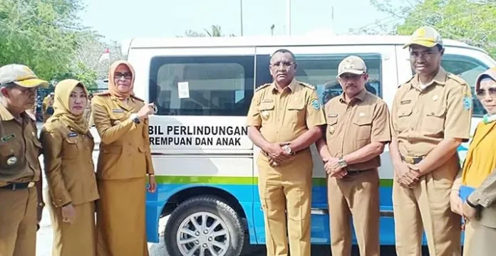 Bupati Buteng Serahkan Dua Mobil Operasional